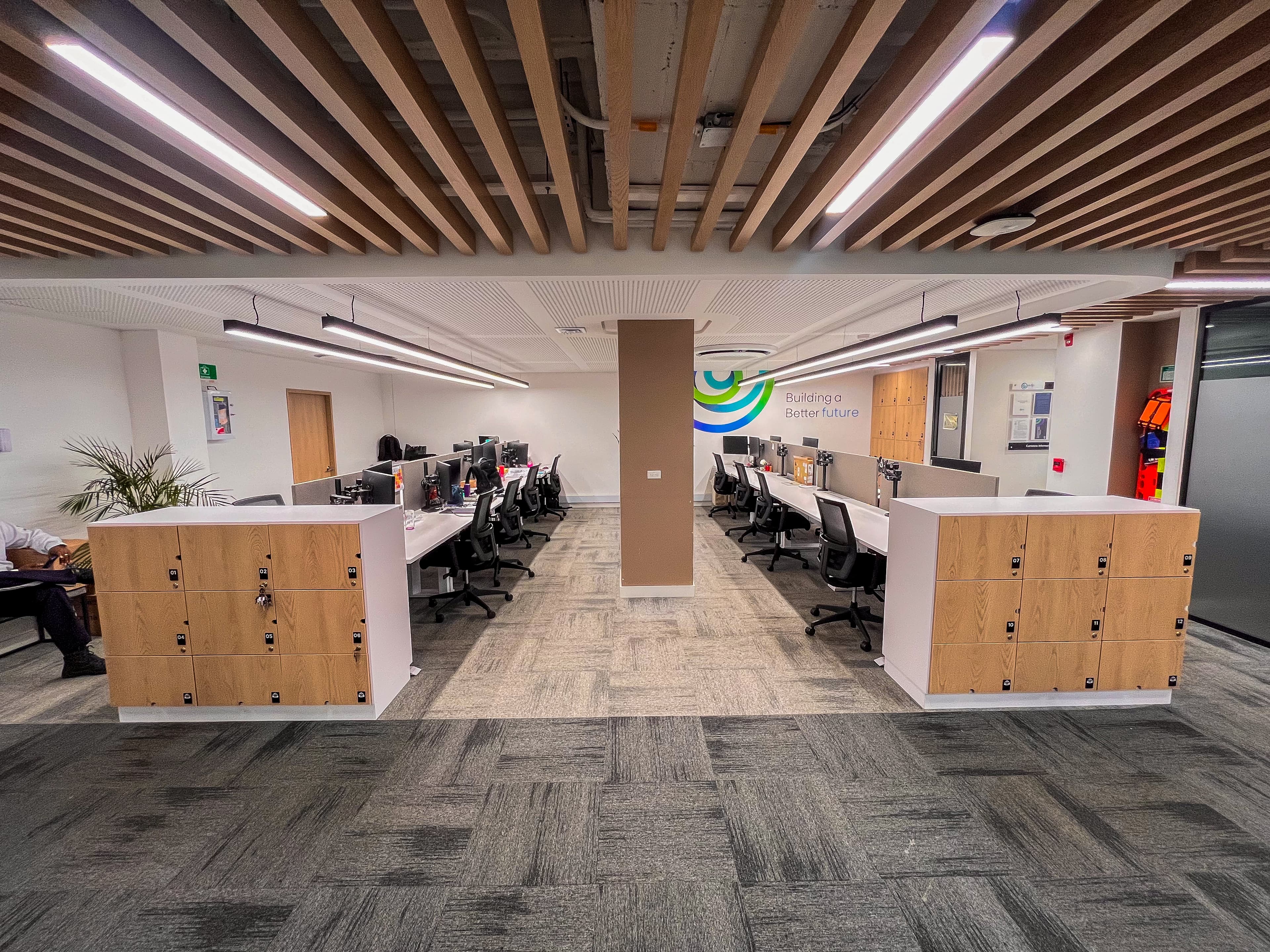 Espacio de coworking compartido con mesas de trabajo